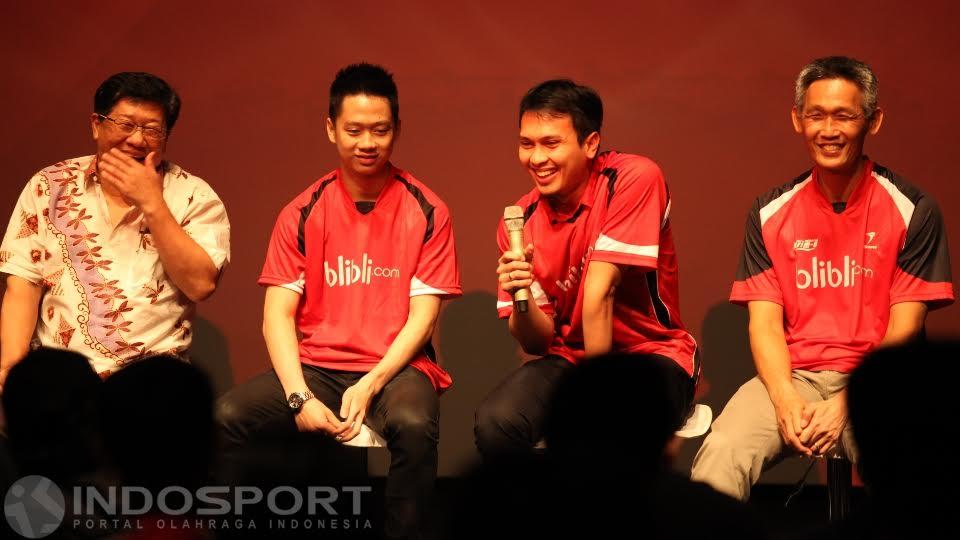 Atlet ganda putra Pelatnas Cipayung asal PB Djarum, Mohammad Ahsan (kedua dari kanan) saat menjawab pertanyaan wartawan.
